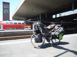 Ma tente sèche en attendant un train.