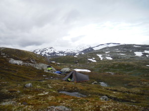 Mon campement d'altitude Près du col, au lac de storevatnet. 26 et 27 août. Pour arriver ici j'ai emprunté une piste qui part du col et poussé le vélo sur quelques névés qui coupait la piste. 