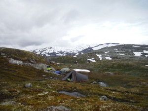 Mon campement d'altitude Près du col, au lac de storevatnet. 26 et 27 août. Pour arriver ici j'ai emprunté une piste qui part du col et poussé le vélo sur quelques névés qui coupait la piste. 