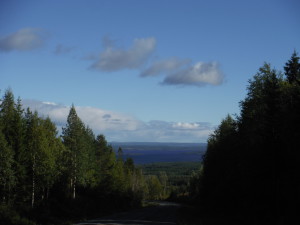 La plaine s'ouvre, je descends des montagnes vers les lacs et les collines...