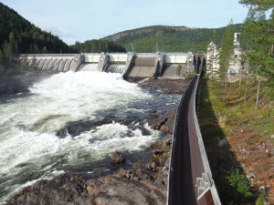 This dam regulates the discharge out of the Indalsälven between the rapids and an underground hydropower plan. When water flow is low, all the water is taken for electricity and no more water pass in the rapids.