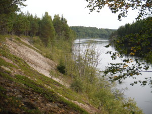 The actual river channel, and on the left, the terrace made from the deposition of the lake sediments during the "catastrophe"